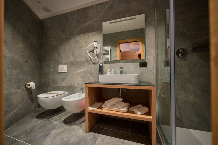 Bathroom 5, Hotel Rio, Trento