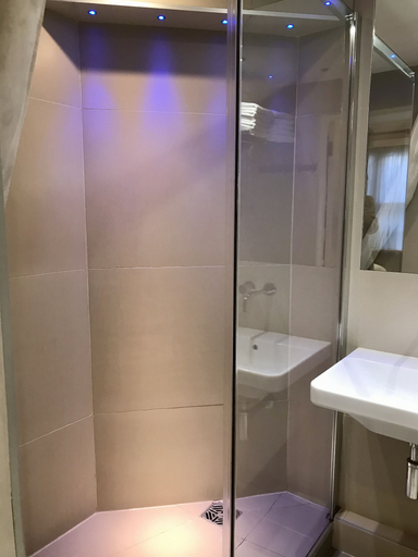 Bathroom 4, Rhodes Hotel, London