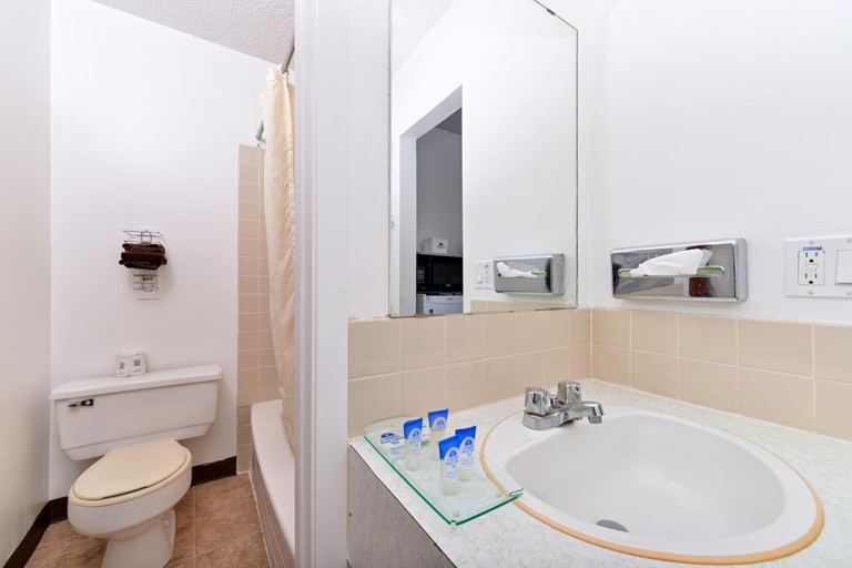 Bathroom 5, Motel 8, Division No. 6