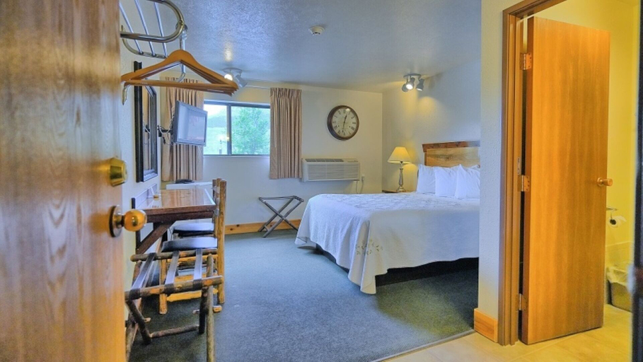 Bedroom 3, Yellowstone Village Inn and Suites, Park
