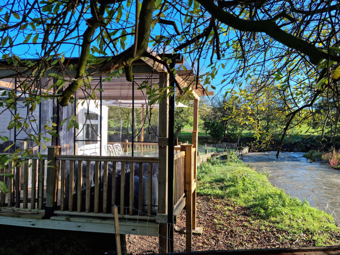 Exterior & Views 2, Riverside Cabin - Sleeps 2 - Hottub - Parking, Powys