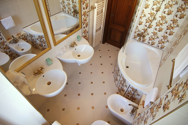 Bathroom 4, Green Garden Hotel, Praha 2
