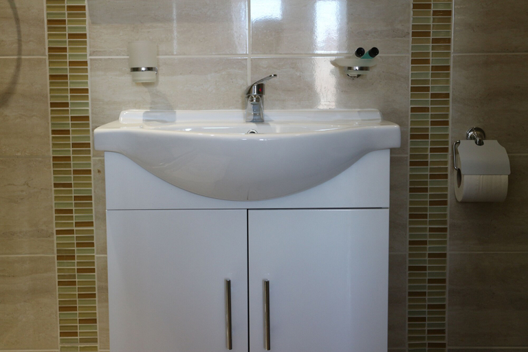 Bathroom 5, Oscar Lodge, Northamptonshire