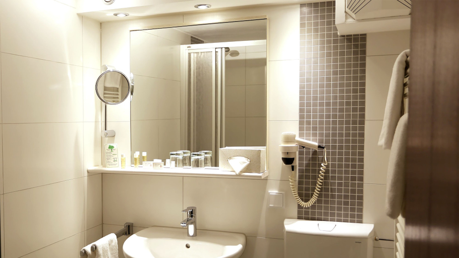 Bathroom 4, Hotel Imperial, Köln