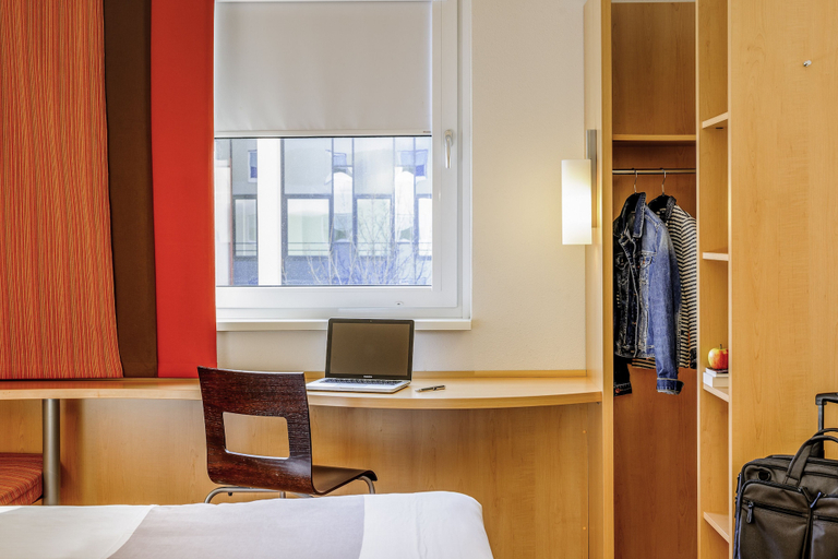 Bedroom 4, ibis Basel Bahnhof, Basel