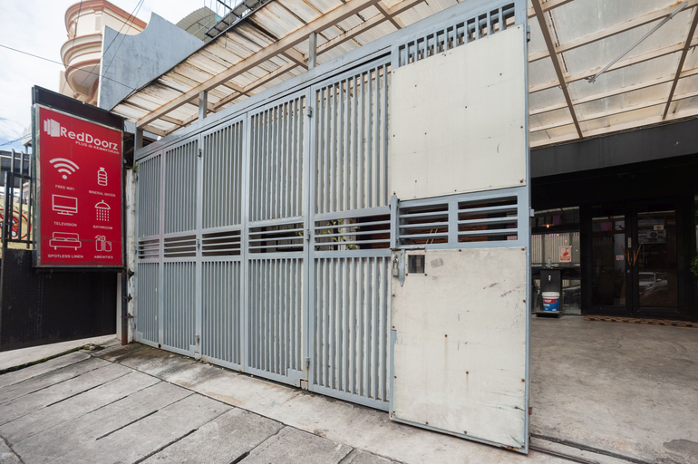 Exterior & Views 2, RedDoorz Plus @ Kemayoran, Central Jakarta