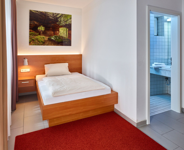 Bedroom 2, Hotel & Restaurant Burgschänke, Kaiserslautern