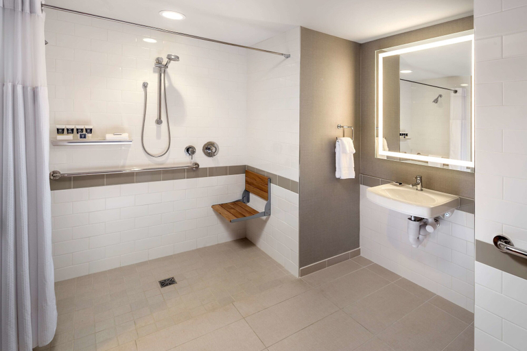 Bathroom 5, The Summit Hotel, Hamilton