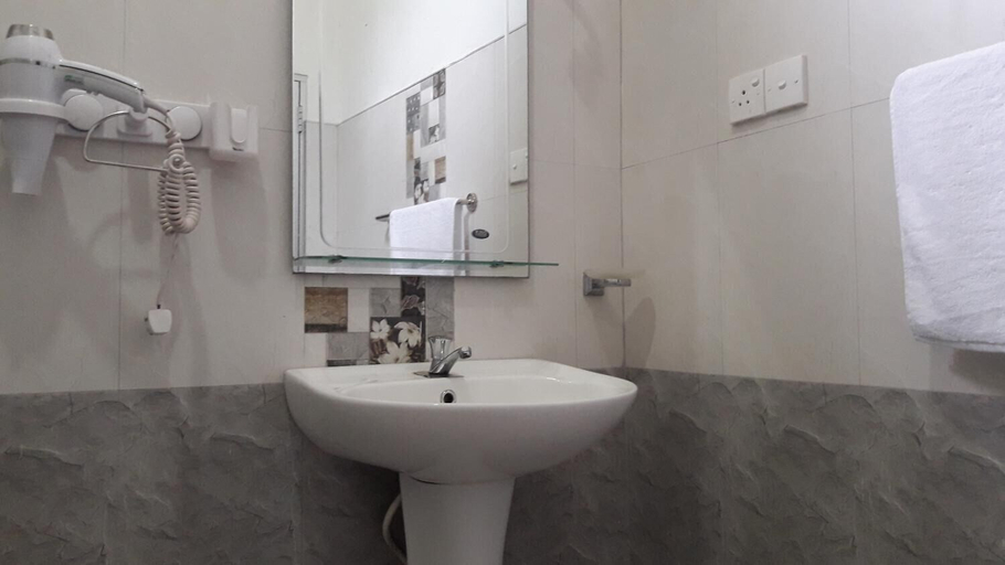 Bathroom 3, The Max Villa, Negombo