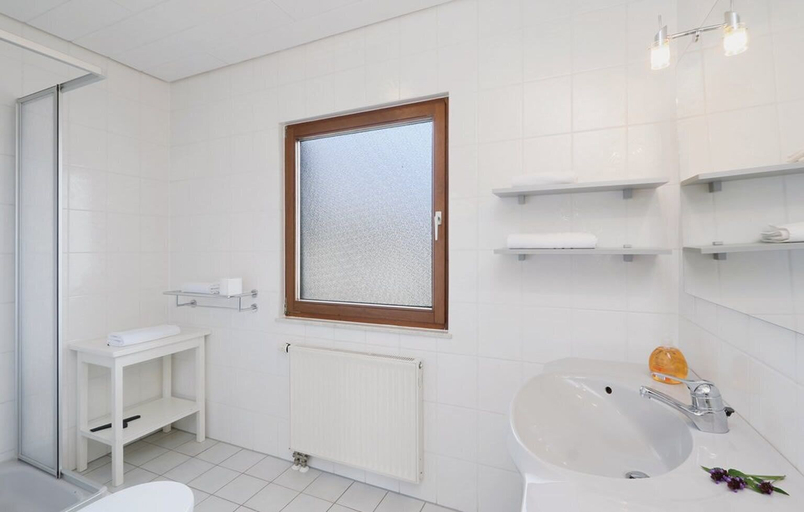 Bathroom 3, Seepark Kirchheim Ferienhaus bei Zoe, Hersfeld-Rotenburg