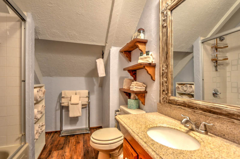 Bathroom 3, Webb Cabin Mountain, Colfax