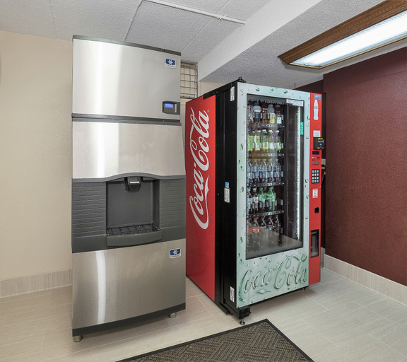 Food & Drinks 5, Red Roof Inn PLUS+ Boston - Framingham, Middlesex