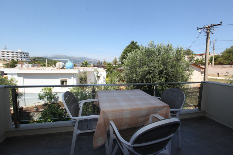 Others 5, Hotel Golden, Sarandës