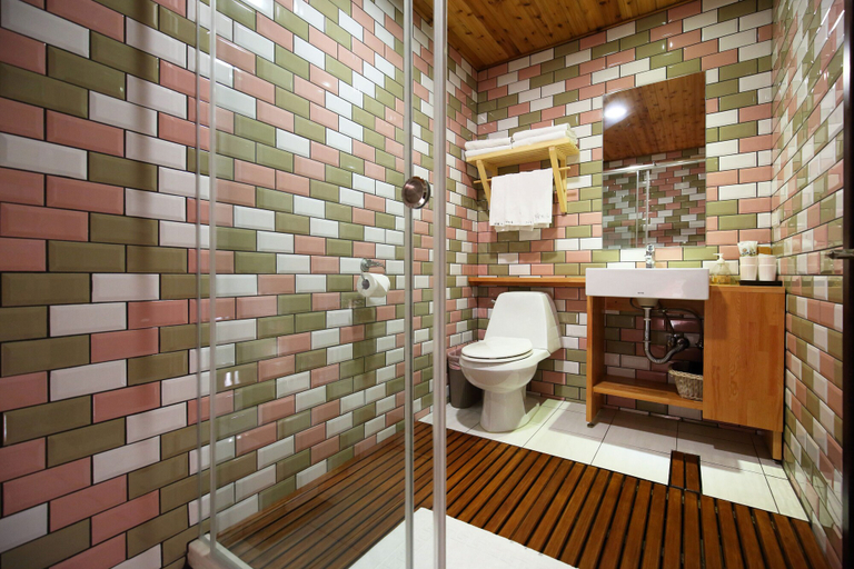 Bathroom 4, Cypress House, Hualien