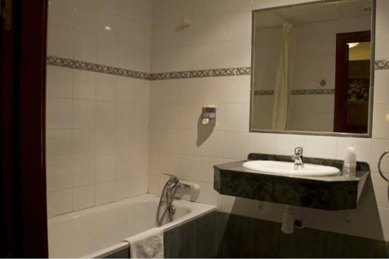 Bathroom 5, Hotel Clemente, Huesca