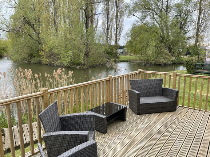 Others 5, Beautiful and Tranquil Lakeside Lodge - Sleeps 5, Northamptonshire