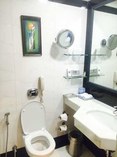 Bathroom 5, The Suryaa New Delhi, Delhi