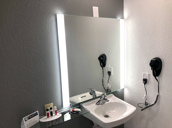 Bathroom 5, Super 8 by Wyndham Fort Bragg, Mendocino