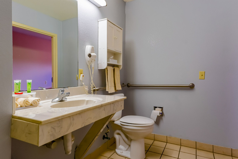 Bathroom 5, OYO Hotel Yoakum West, Lavaca