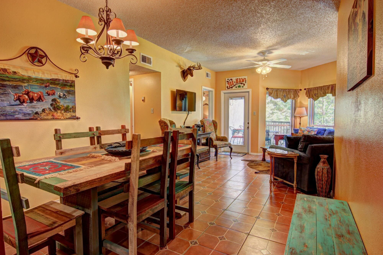 Food & Drinks, IC 110 Comal Corral, Comal