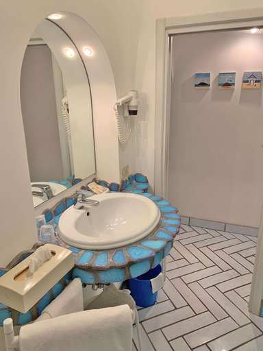Bathroom 5, Hotel Holiday, Salerno
