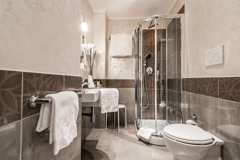 Bathroom 5, Relais de l'Opera, Rome