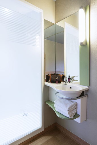 Bathroom 5, ibis budget Chalon Sur Saone Nord, Saône-et-Loire