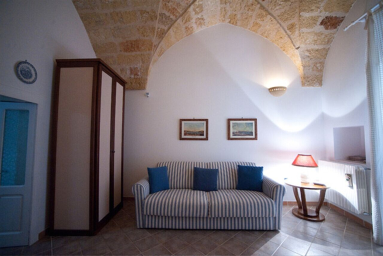 Others 5, Dimora Tipica Specchia, Lecce