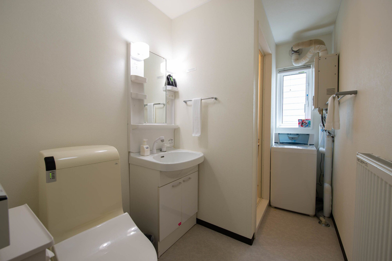 Bathroom 3, Yukon, Kutchan