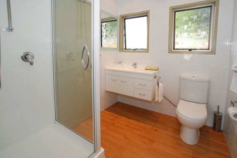 Bathroom 4, Takapuna Motor Lodge, Waitakere