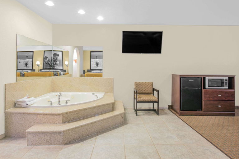 Bathroom 4, Super 8 by Wyndham Idabel, McCurtain