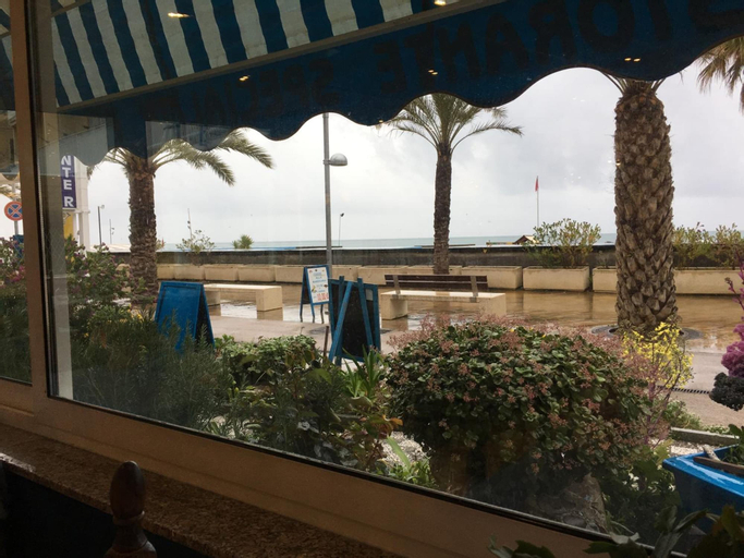 Exterior & Views 25
