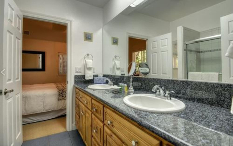 Bathroom 4, North Canyon Inn, El Dorado