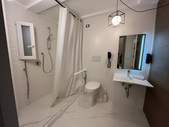 Bathroom 5, Rettifilo 311, Napoli