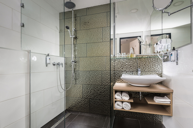 Bathroom 5, Bo33 Hotel Family & Suites, Budapesti