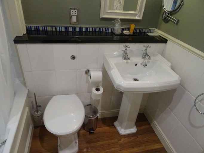 Bathroom 4, Belmore, Trafford