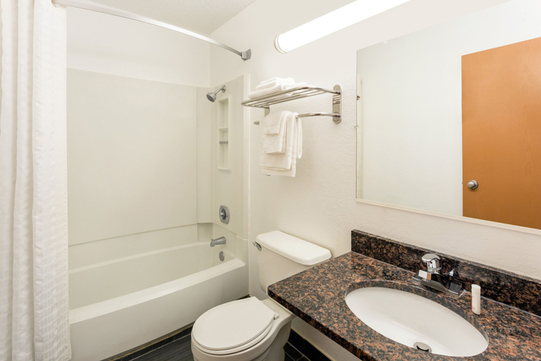 Bathroom 4, Super 8 by Wyndham Janesville, Rock
