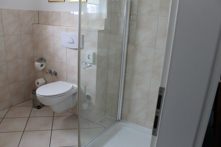 Bathroom 5, Vier Jahreszeiten Bensersiel, Wittmund