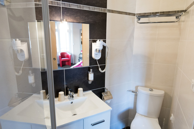 Bathroom 4, Hotel de la terrasse, Pas-de-Calais