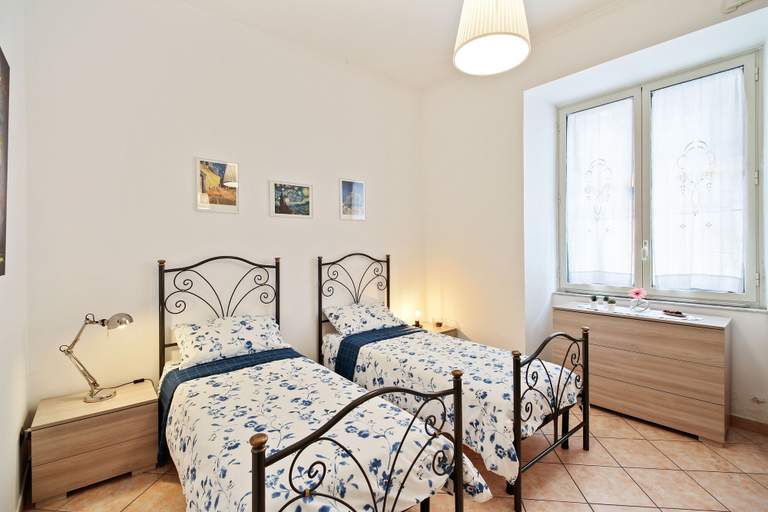 Others 4, Central Balcony Apartment, Catania