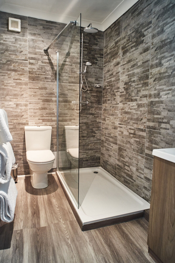 Bathroom 4, The Chequers Hotel, West Berkshire