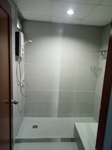 Bathroom 4, Tongpoon Hotel, Pathum Wan