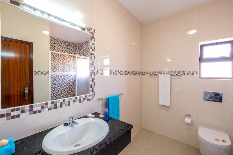 Bathroom 3, Villa San Carlo, Albufeira