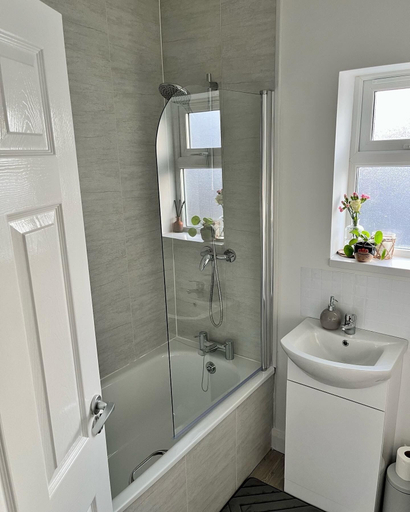 Bathroom 3, Cosy 2-bed House Close to Belfast City Centre, Belfast