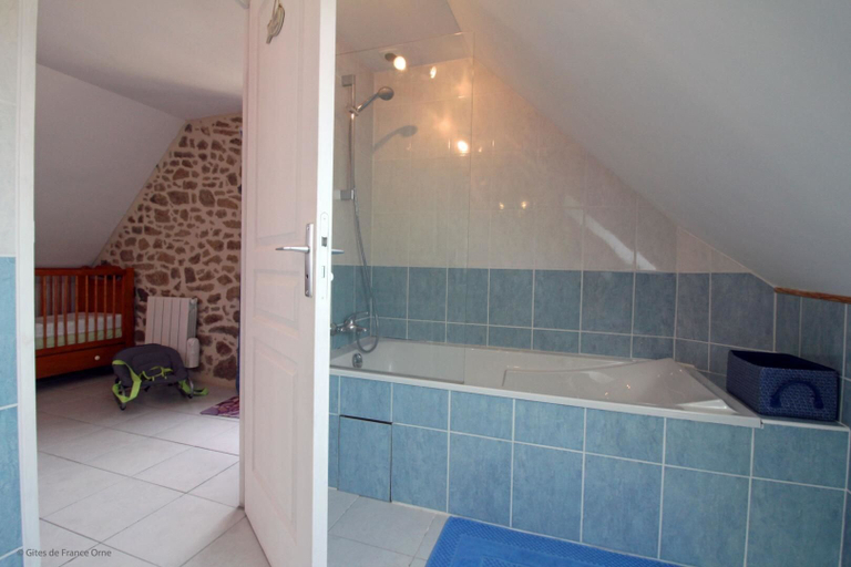 Bathroom, Ferme Cidricole Hugues Desfrièches, Orne