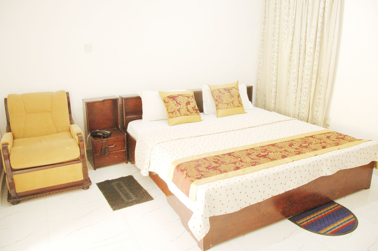 Bedroom 4, Pekan Hotel, Tema