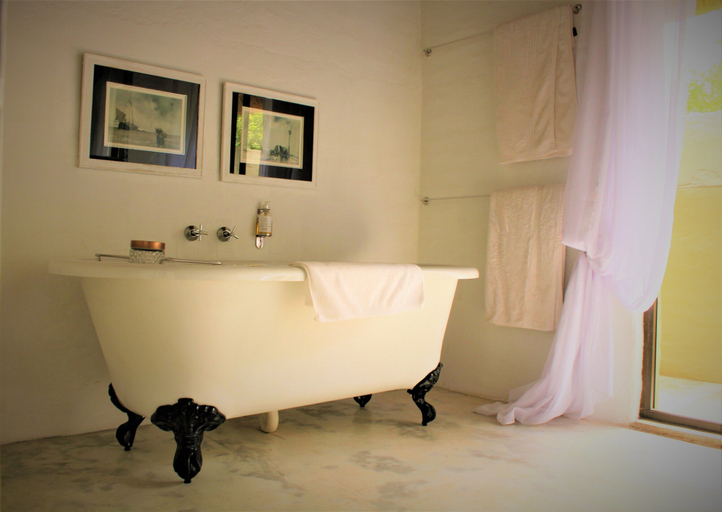 Bathroom 4, Shikwari Nature Reserve, Mopani