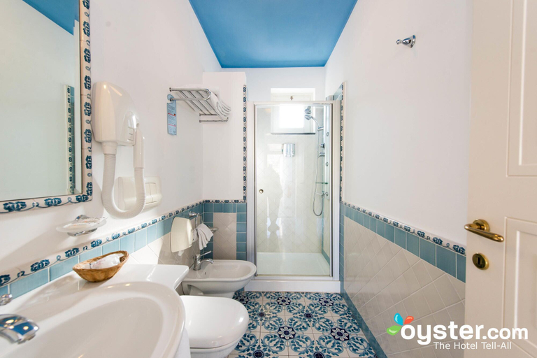 Bathroom 5, Hotel Bougainville, Messina