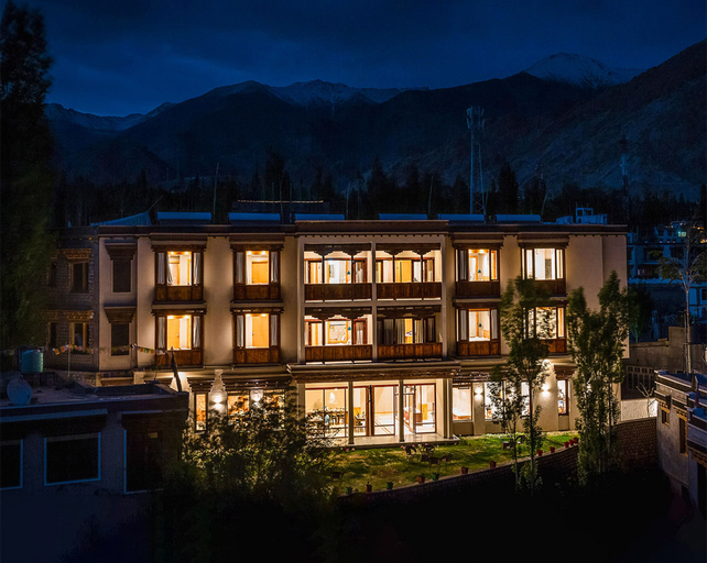 Exterior & Views