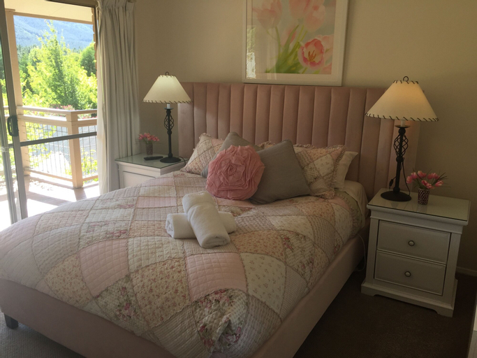 Bedroom 3, Chestnut Tree Holiday Apartments, Alpine - East